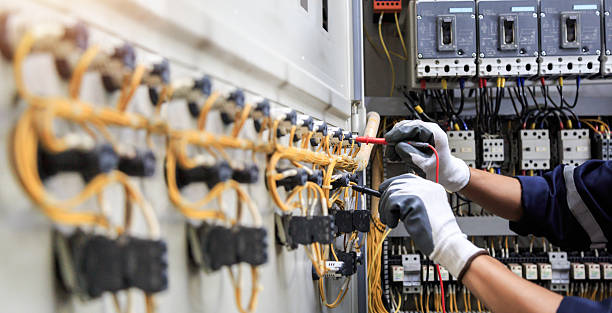 Professional Electrician technician working in Eastpointe, MI